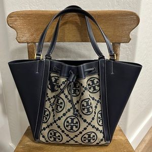 Tory Burch, McGraw Dragonfly, Navy, T Monogram jacquard H: 11.6”L: 13.9”D: 7.4”